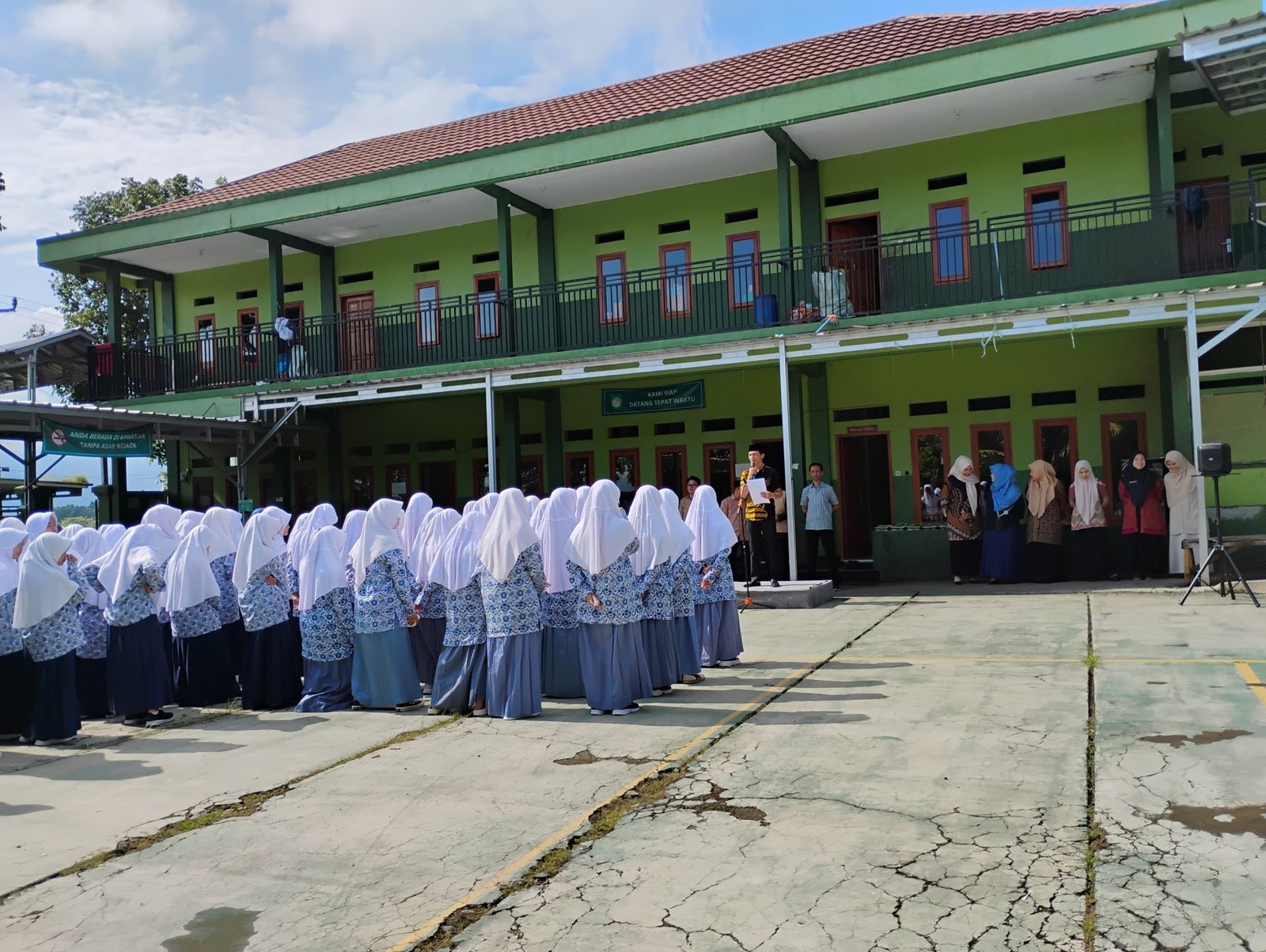 Upacara Bendera Awali September, SMP Islam Miftahul Qur’an Tekankan Disiplin dan Semangat Belajar