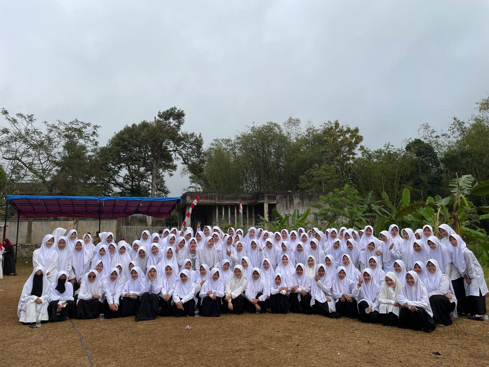 Dokumentasi peserta didik SMP Islam Miftahul Quran pasca upacara HUT Ke-81 Republik Indonesia Tahun 2026