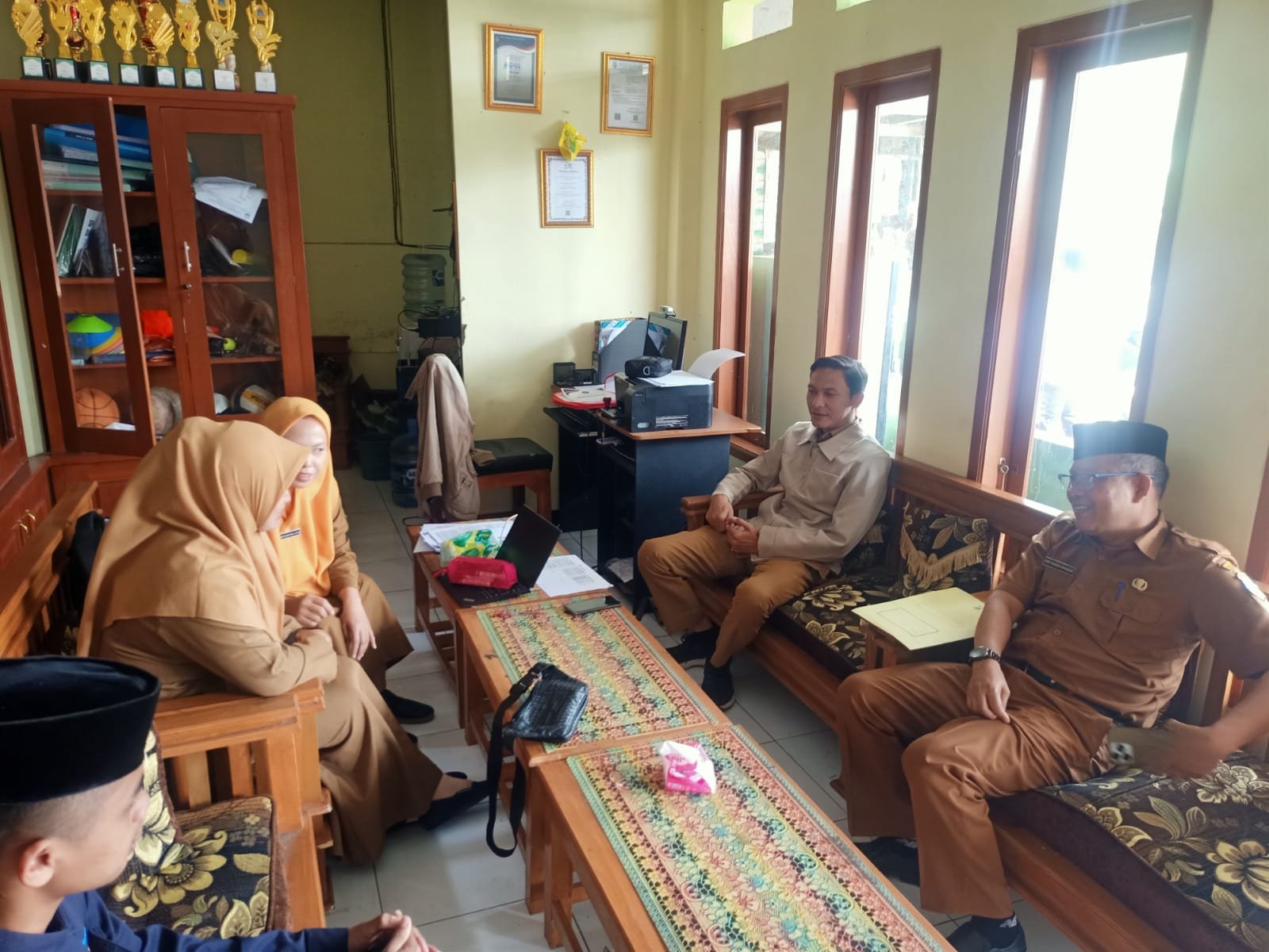 Pembinaan administrasi lembaga oleh pengawas pendamping Dinas Pendidikan dan Kebudayaan Kab. Tasikmalaya bapak H. Ade Candra Iskandar, S.Pd., M.Pd.