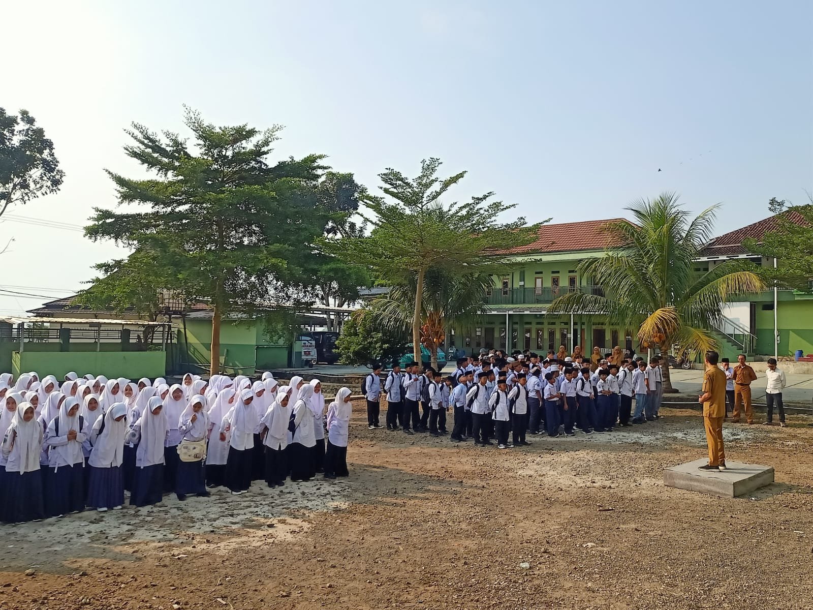 Upacara Bendera Hari Senin & Pembinaan Karakter