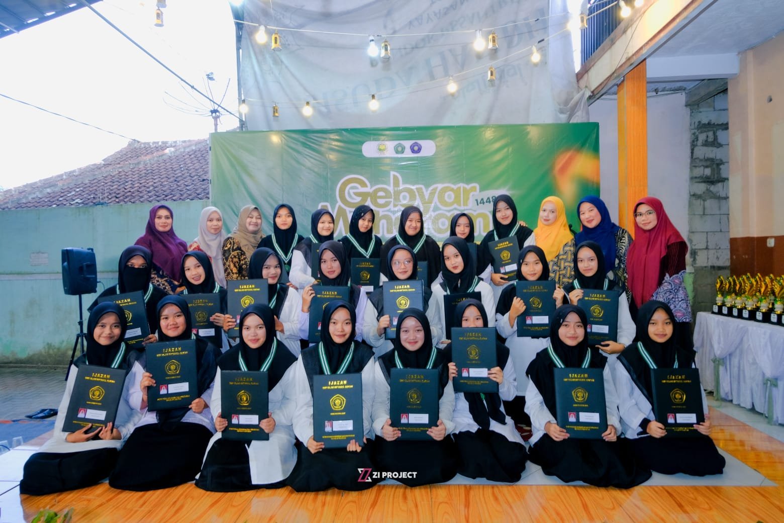 Dokumentasi Foto bersama lulusan angakatan I Tahun Pelajaran 2025-2026