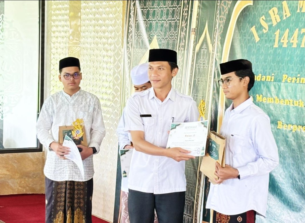 Dokumentasi pemberian Penghargaan