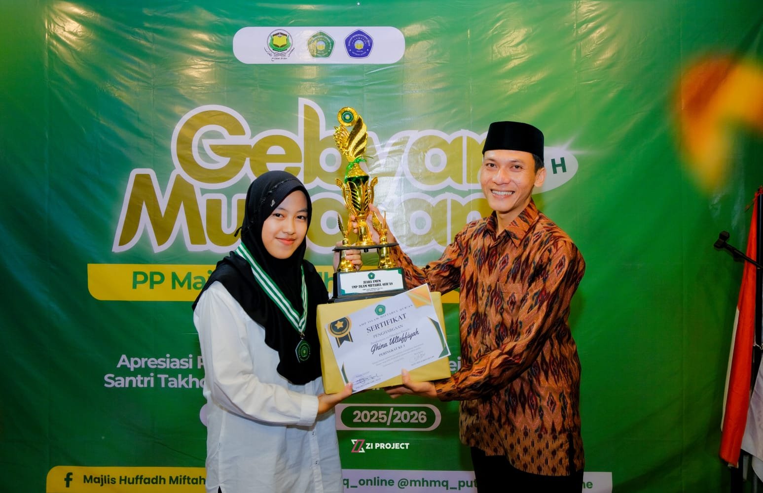 Pemberian Piala Juara Umum Tahun Ajaran 2025-2026