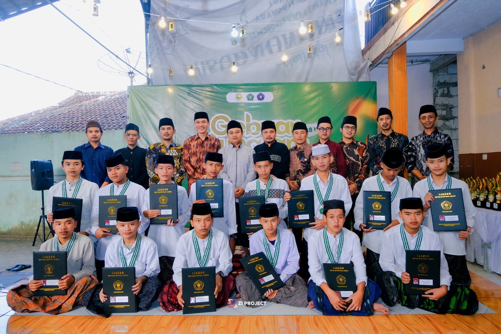 Dokumentasi bersama peserta didik lulusan angkatan I Tahun Pelajaran 2025-2026