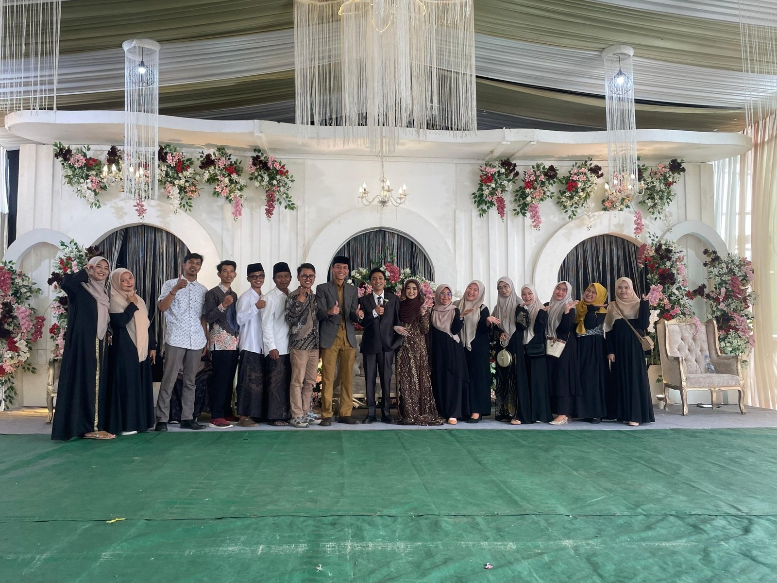 Menghadiri pernikahan keluarga besar Yayasan