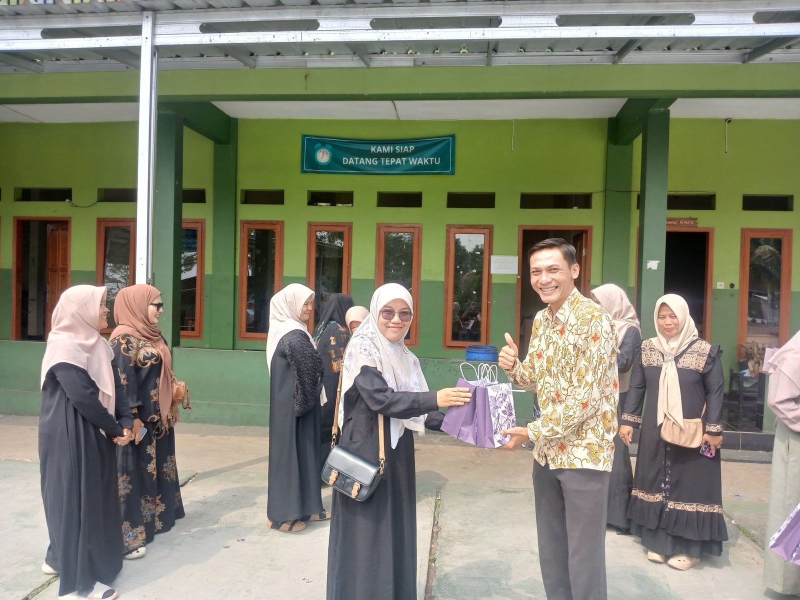 Pemberian Cindera mata dari orangtua/wali santri