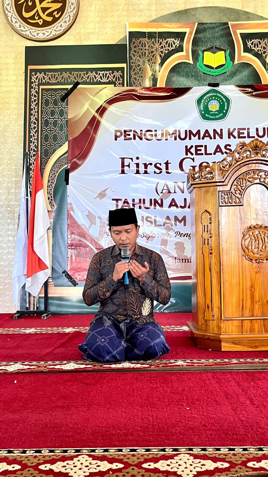 Ust. Nurdin Hasbulloh saat memimpin Do'a