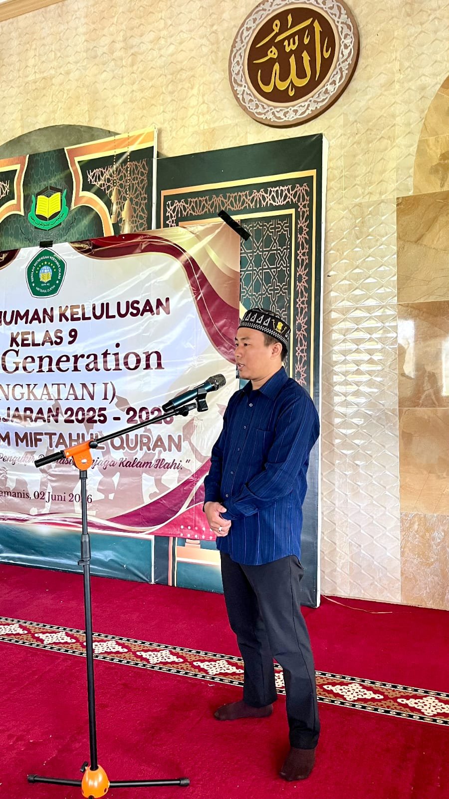 Pa Indra Abdillah, S.Pd. saat memandu acara kelulusan kelas IX