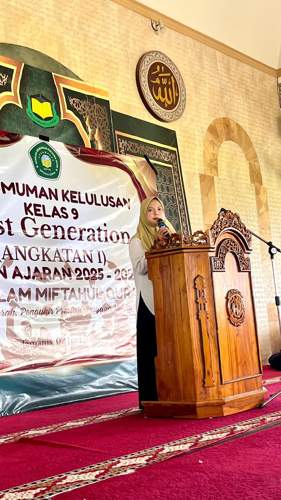 Ibu Elin Siti Zakiyah, S.Pd., Gr. Saat menjadi Panitia Kelulusan Kelas IX