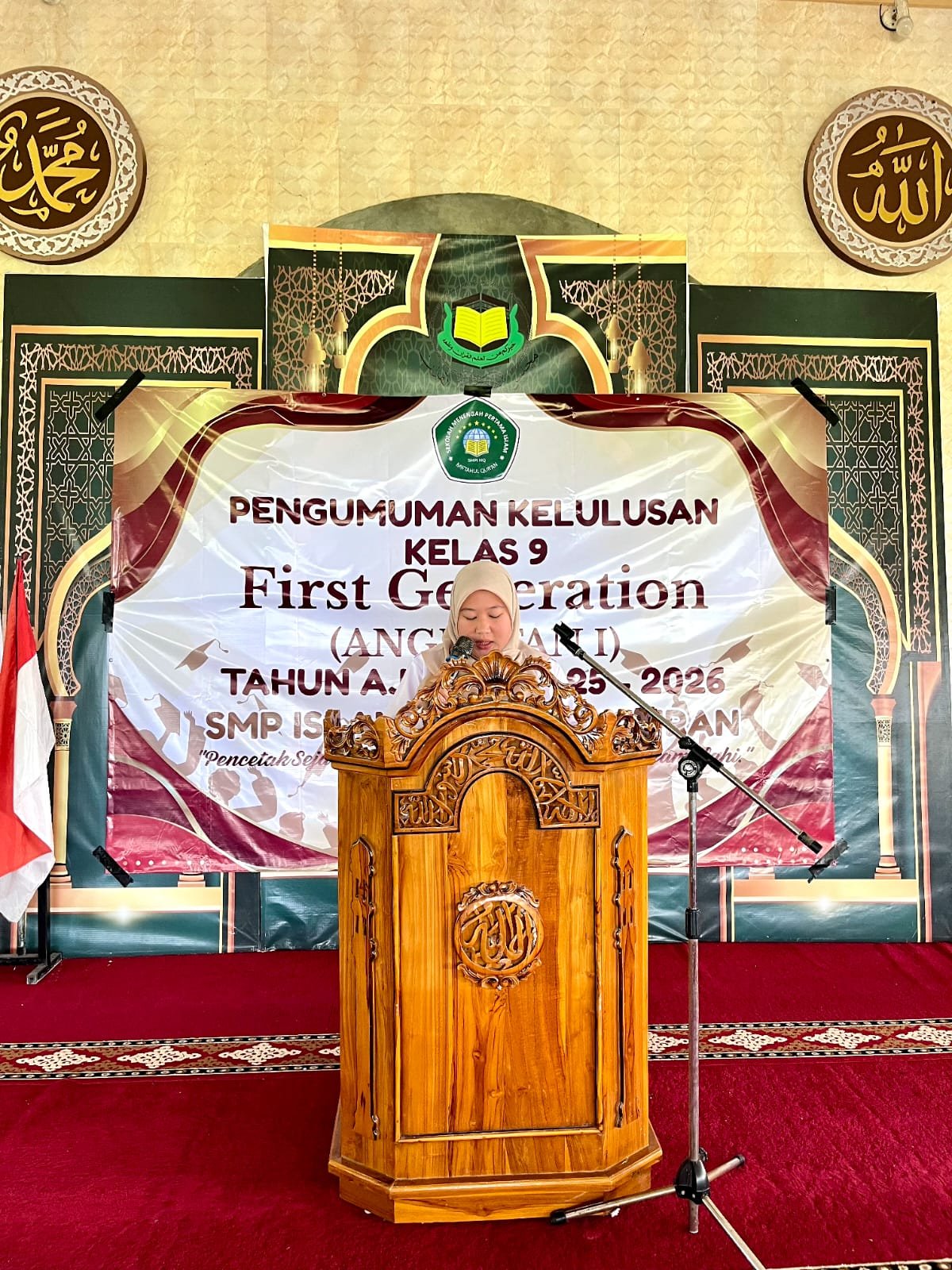 Ibu Sena Annursiah, S.Pd., Gr. Saat menjadi Panitia Kelulusan Kelas IX