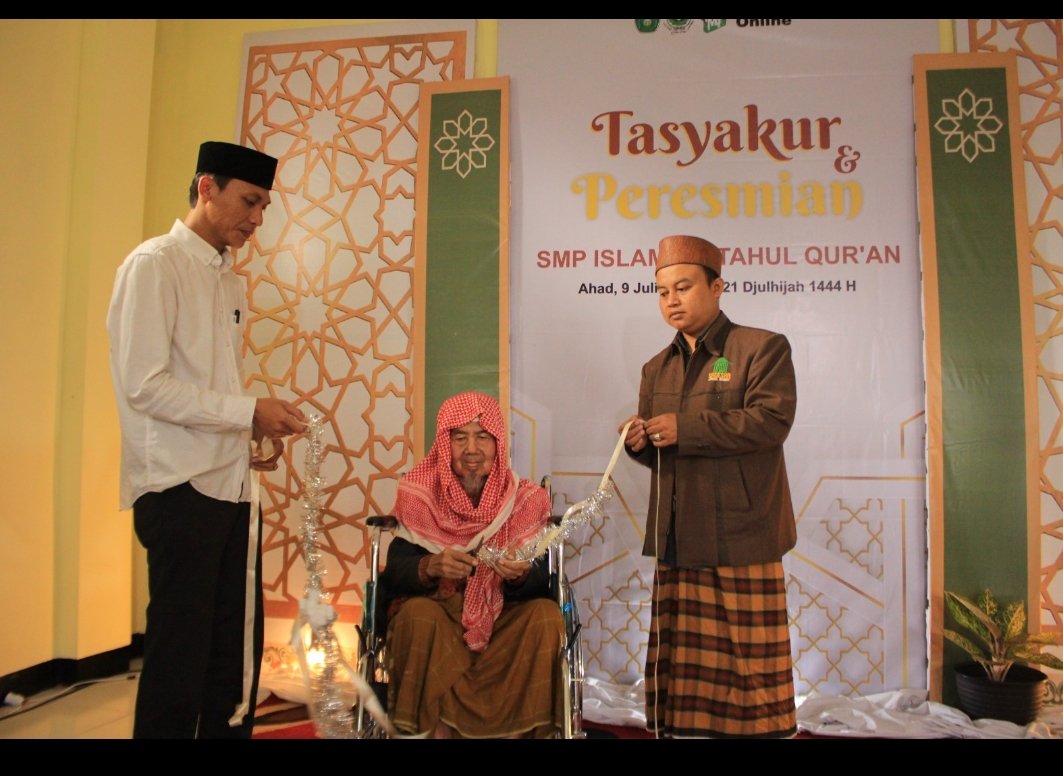 Prosesi Gunting Pita pada Peresmian Pendirian SMP Islam Miftahul Qur'an
