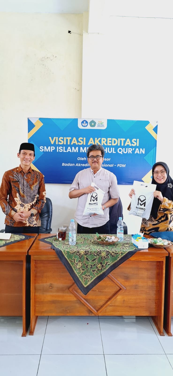 Foto bersama Asesor dari BAN-PDM pada kegiatan Akreditasi SMPI-MQ