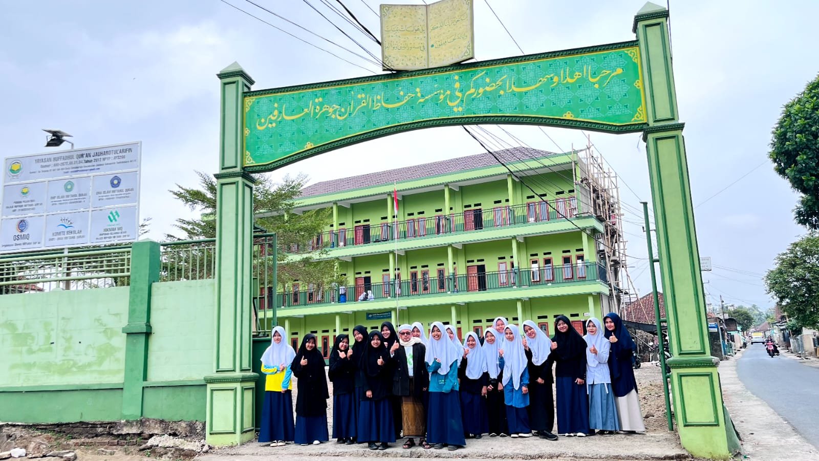 Kebersamaan pimpinan Ponpes dengan Peserta didik SMP MQ