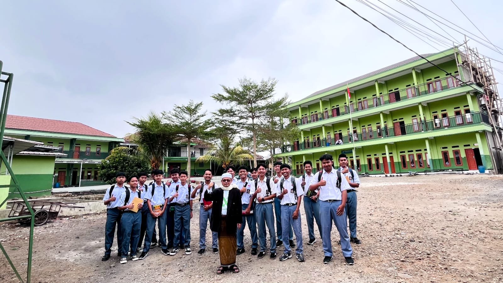 Kebersamaan pimpinan Ponpes dengan Peserta didik SMA MQ