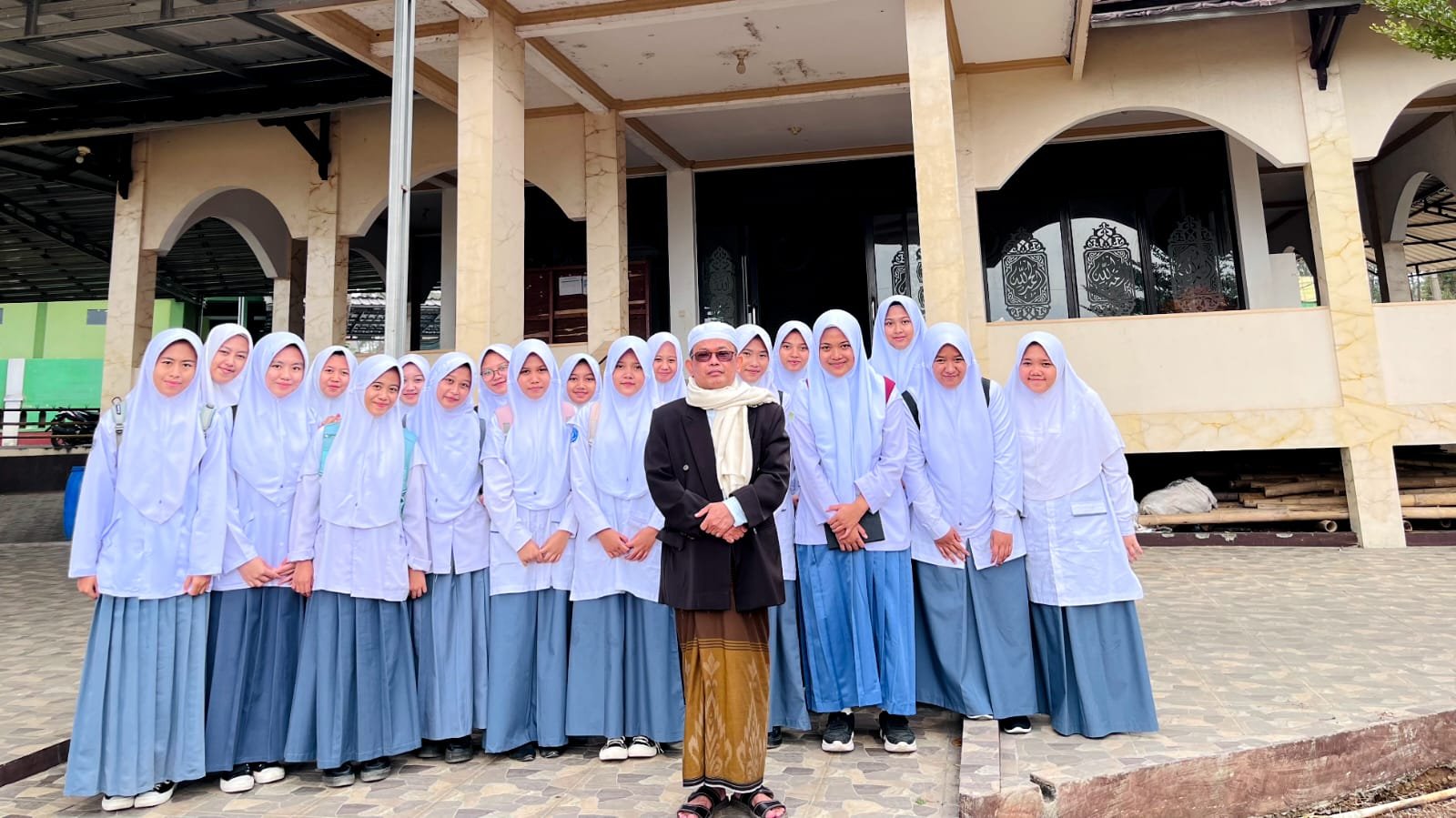Kebersamaan pimpinan Ponpes dengan Peserta didik SMA MQ Putri