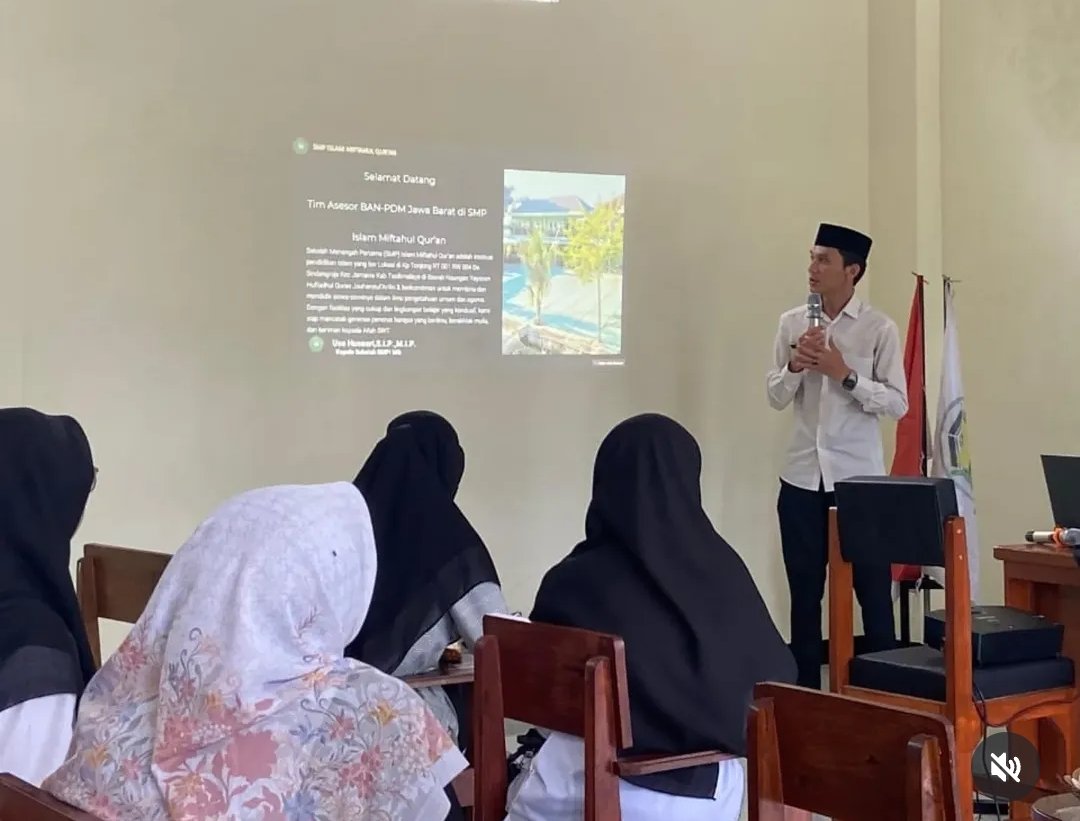 Presentasi kepala sekolah mengenai Profil Sekolah pada kegiatan Akreditasi